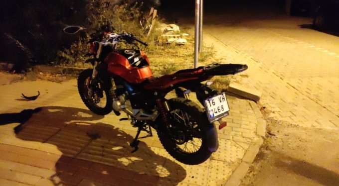 Motosiklet dönüş yapan otomobile çarptı: 2 yaralı