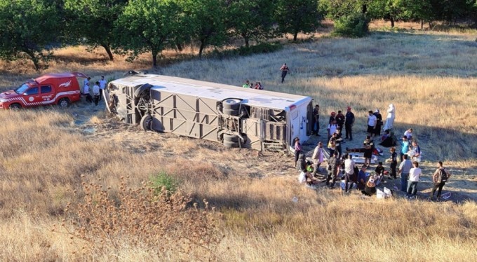 Yolcu otobüsü şarampole uçtu! Feci kazada 22 yaralı