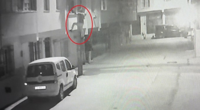 Bursa'da ev sahibi kadın çetin ceviz çıktı!