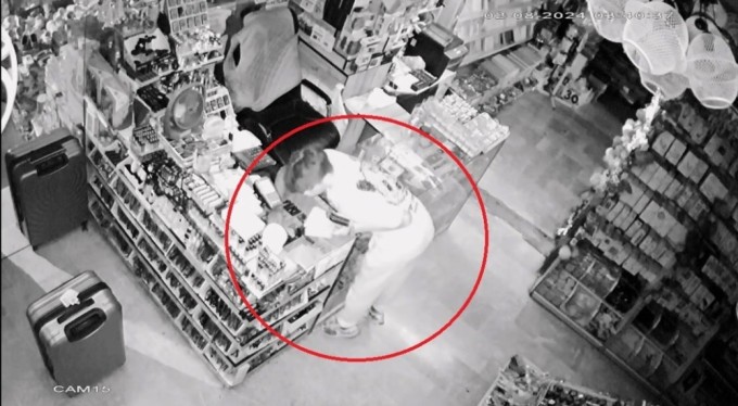 Bursa'da tek başına soyduğu dükkana ertesi gün arkadaşıyla gelerek yine soydu