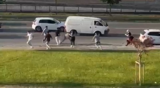 Bursa'da yol ortasında birbirlerine acımasızca vurdular