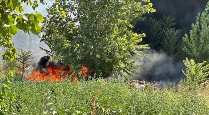 Bursa'da korkutan yangın! Odun depoları tehlike altında