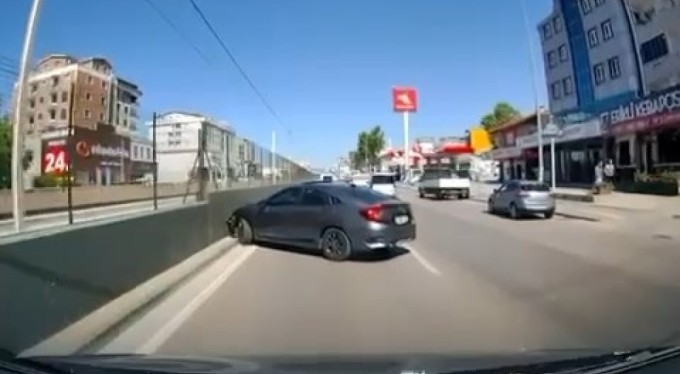 Bursa'da makas atmak isterken kontrolden çıkan araç bariyere çarptı