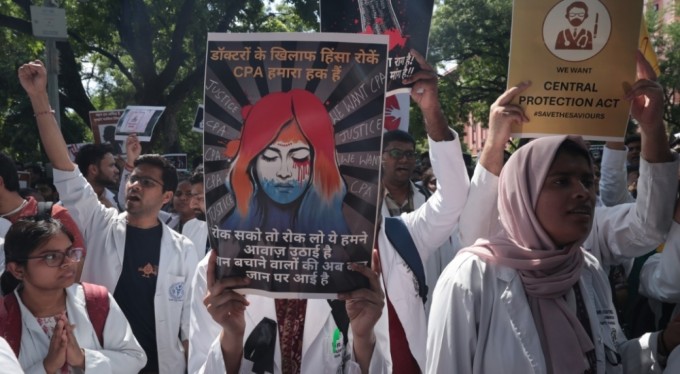 Hindistan'da doktor cinayetinin ardından sular durulmuyor: 1 milyondan fazla doktor greve gidecek