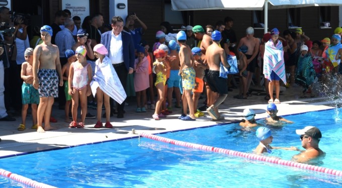 Osmangazi'nin yüzme kurslarında 6 bin öğrenci yüzme öğrendi