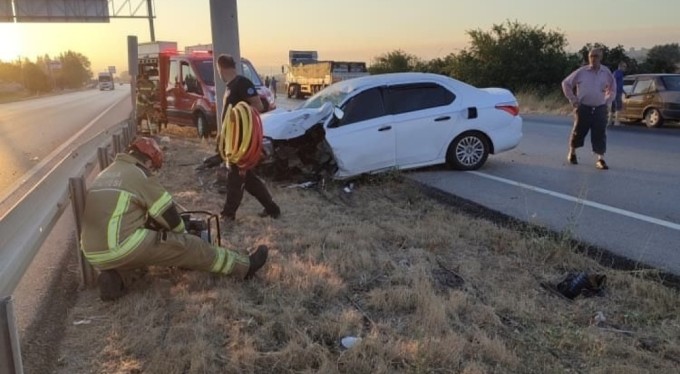 Bursa'da kazada can pazarı: Elektrik direğine çarpan otomobilin sürücüsü sıkıştı