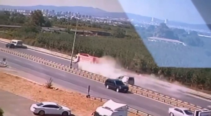 Bursa'da hafriyat kamyonunun lastiği bomba gibi patladı