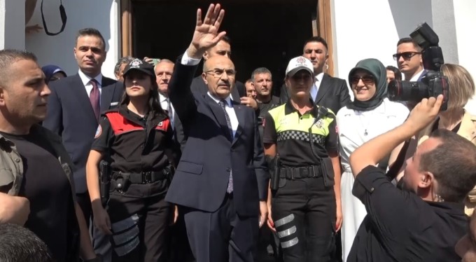 Vali Demirtaş yüzlerce kişiyle uğurlandı