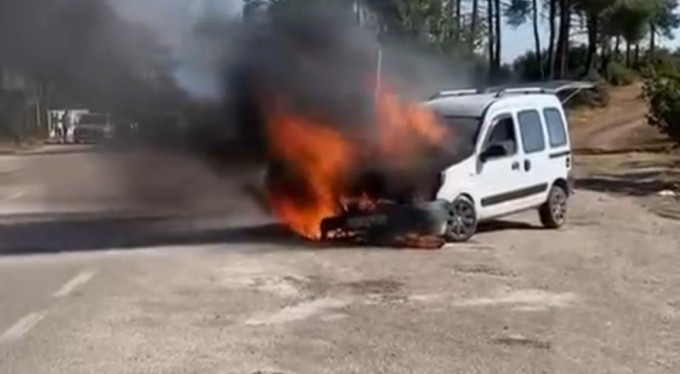 Bursa'da park halindeki hafif ticari araç alev alev yandı