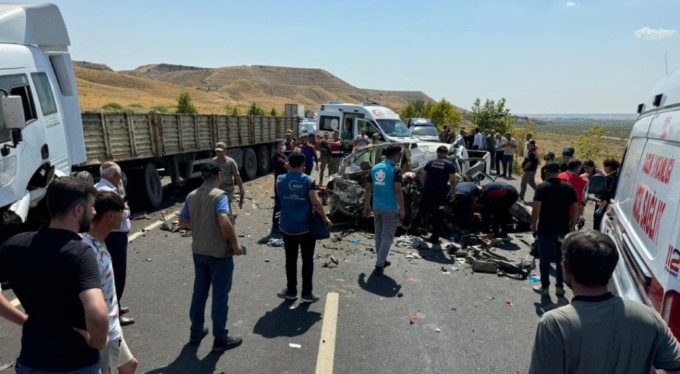 Düğün yolunda feci kaza! 4 kişi hayatını kaybetti