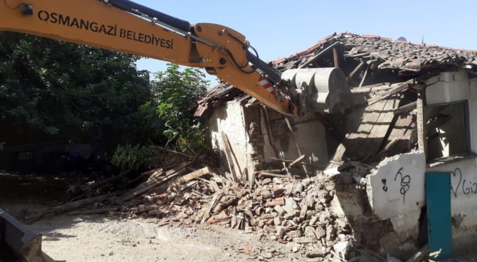 Osmangazi'de bir metruk bina daha yıkıldı