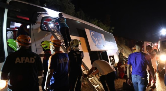 Yolcu otobüsü yan yattı: 1 ölü, 10 yaralı