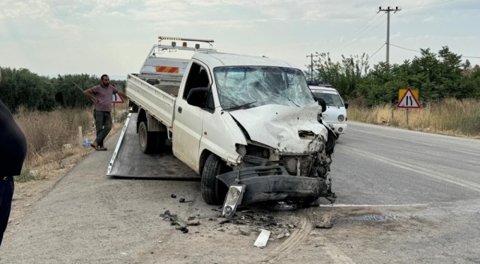 Yola kontrolsüz çıkan tır kamyonete çarptı: 3 yaralı