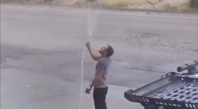 Bursa'da sıcaktan bunalan vatandaşlar kendini böyle serinletti