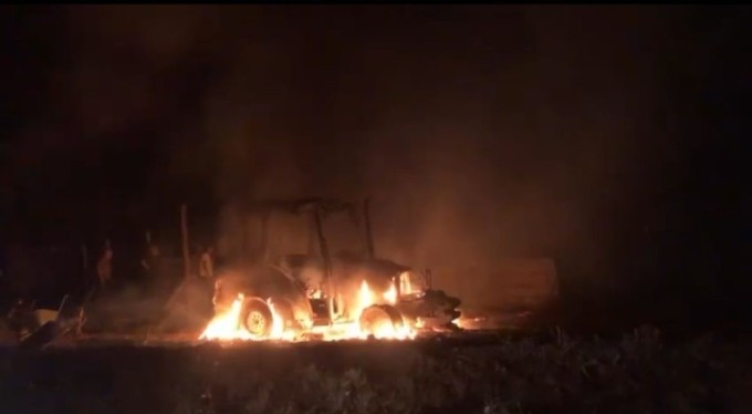 Bursa'da otluk alanda çıkan yangın traktöre sıçradı