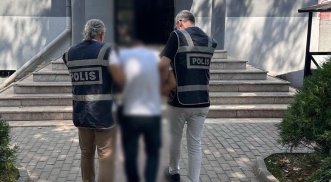 Bursa'da azılı dolandırıcı, parkta otururken yakalandı