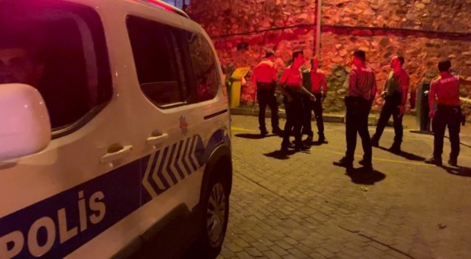 Bursa'da gece bekçileri ruhsatsız tabancayla gezen şüpheliyi kıskıvrak yakaladı