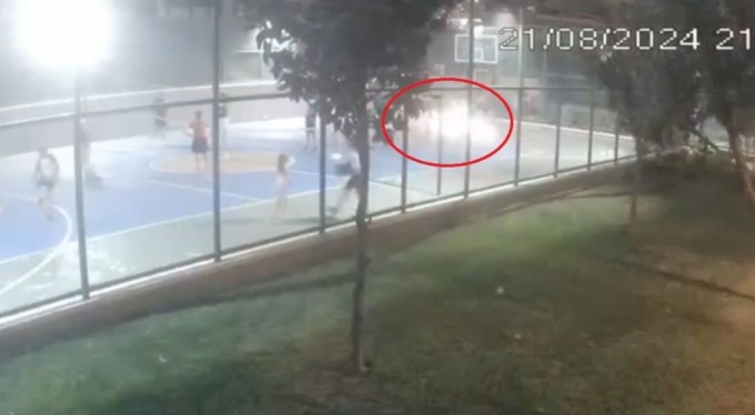 Bursa'da sitenin basketbol sahasına atılan cisim panik oluşturdu, polis soruşturma başlattı