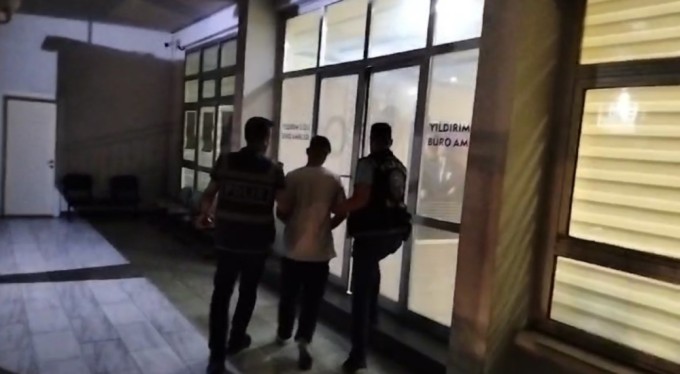 Bursa'da polisten kaçıp aracın altında yakalanan 17 yaşındaki zanlı suç makinesi çıktı