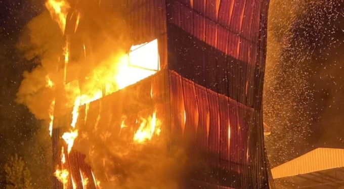 Krom maden tesisi alev alev yandı, 18 araç müdahale etti