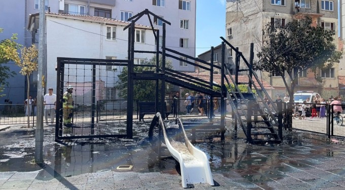 Bursa'da çocuk parkı alevlere teslim oldu