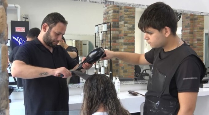Bursa'da kanser olan müşterisine destek olmak isteyen kuaför kendi saçını da kazıdı