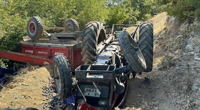 Tarla dönüşü traktör devrildi: 1'i ağır 6 yaralı