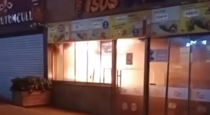 Dönerci dükkanı alev alev yandı, bina sakinleri panik dolu anlar yaşadı