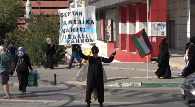 Bursa'da hayvan kostümleri giyerek İsrail'i protesto etti