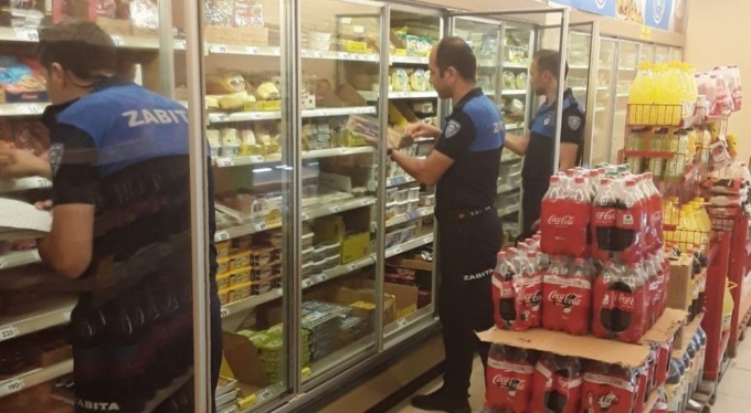 Bursa'da rafta başka kasada başka fiyata zabıta müdahalesi