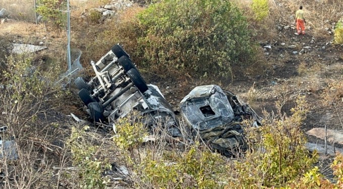 Bursa'da kontrolden çıkan tır şarampole uçtu, sürücü şans eseri kurtuldu