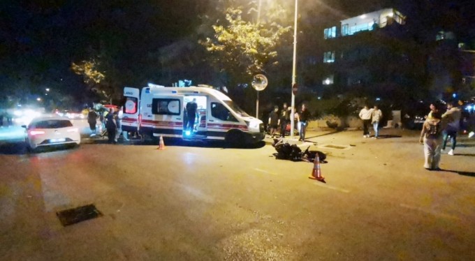 Mudanya'da motosiklet otomobile çarptı: 2 yaralı