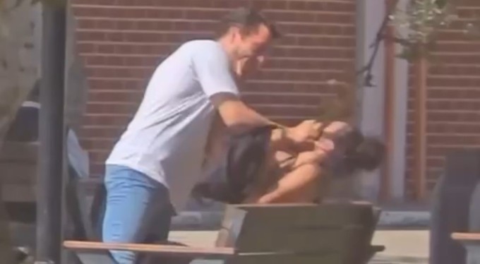 Bursa'da kız arkadaşı herkesin gözü önünde böyle darp etti