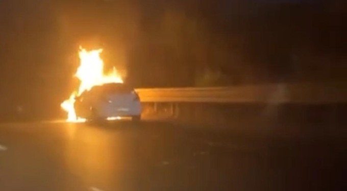 Bursa'da arıza yapan araç bomba gibi patladı