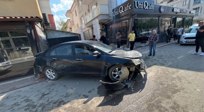 Bursa'da kontrolden çıkan otomobil önce araca, sonra 2 kafeye çarptı