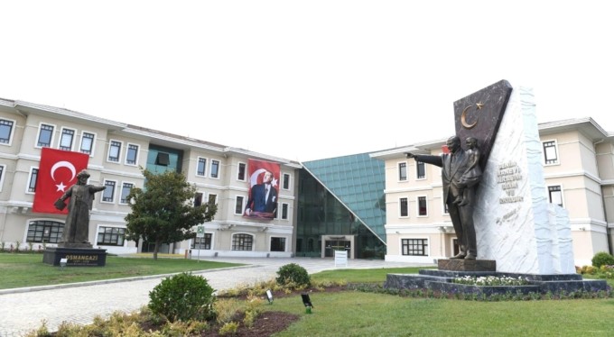 Osmangazi Belediyesi Zafer Bayramı'nı Atatürk Anıtı ile taçlandırdı