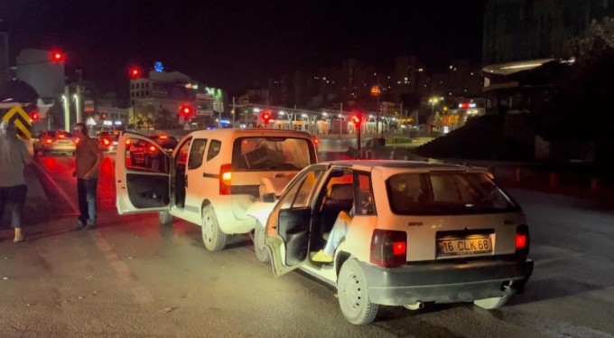 Bursa'da uygulamadan kaçarken kazaya karıştı