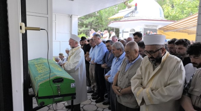 Bursa'da tır kazası sonucu hayatını kaybeden 3 kişinin cenazesi toprağa verildi