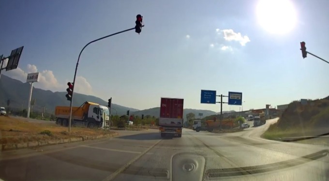 Bursa'da kırmızı ışıkta geçen tır, faciaya davetiye çıkardı