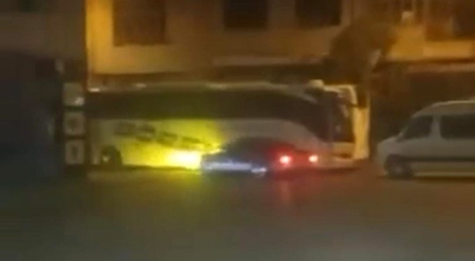 Sokak arasında drift attı, park halindeki otobüse çarpıp kayıplara karıştı