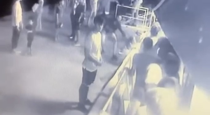 Bursa'da boşluğu fark edemeyen kız çocuğu denize düştü