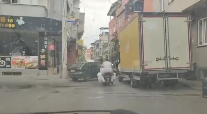 Bursa'da motosiklete yüklediği eşyalarla görenleri şaşkına çevirdi