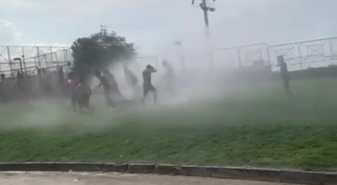 Bursa'da sıcaktan bunalan çocuklar çareyi sulama aracında buldu