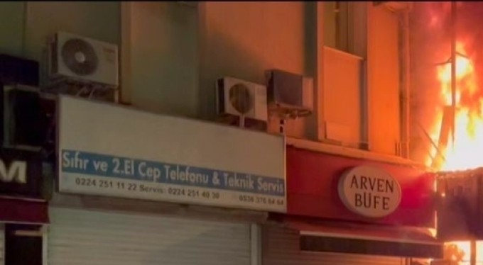 Bursa'da hediyelik eşya mağazası alev alev yandı: Havai fişekler peş peşe böyle patladı