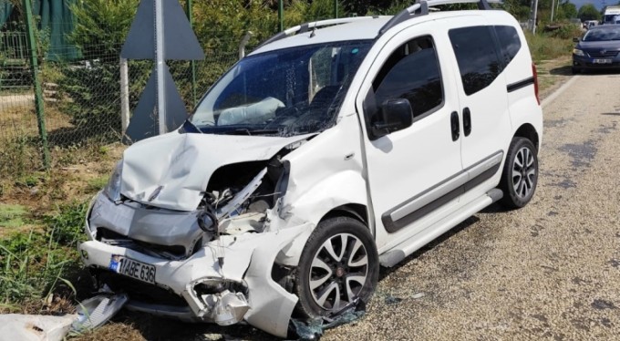 Bursa'da 2 otomobil kafa kafaya çarpıştı: 8 yaralı