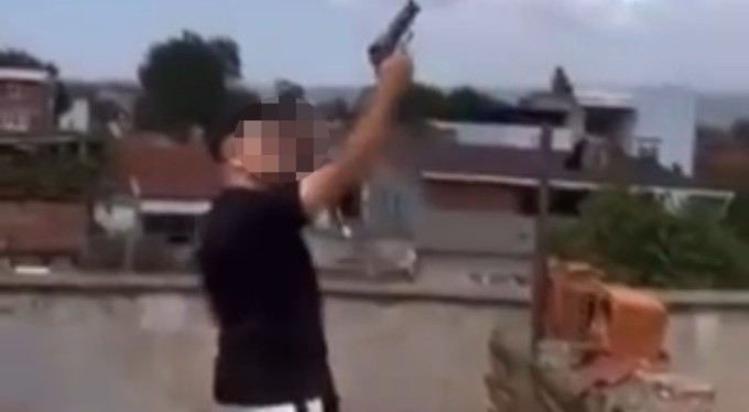 Bursa'da 14 yaşındaki çocuk havaya defalarca ateş açtı