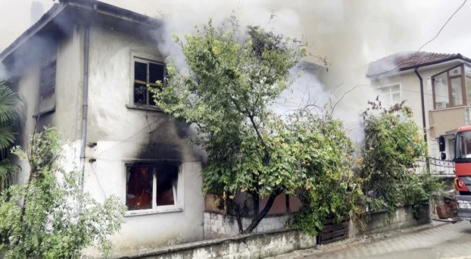 Akıllara durgunluk veren olay! Karı-koca kavga etti; Biri evi yaktı diğeri arabayı parçaladı