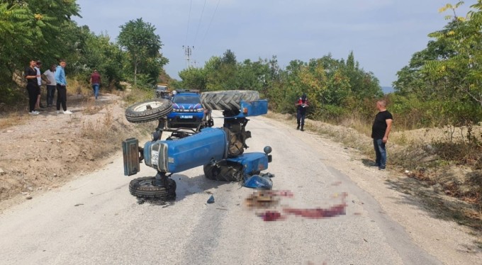 Oğlunun kullandığı traktörün altında can verdi