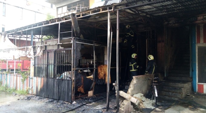 Bursa'da büfede başlayan yangın mobilya imalathanesine sıçradı