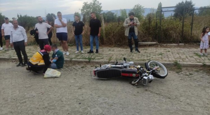 Motosiklet dönüş yapan araca çarptı